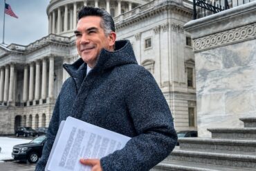 Alejandro Alito Moreno frente al Capitolio de Estados Unidos durante una visita a Washington