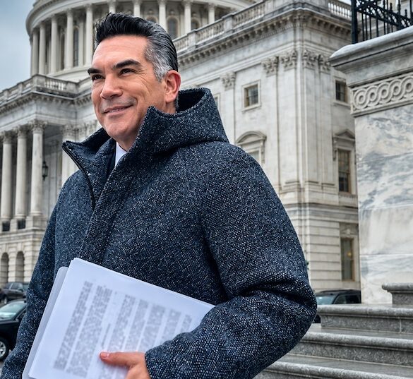 Alejandro Alito Moreno frente al Capitolio de Estados Unidos durante una visita a Washington