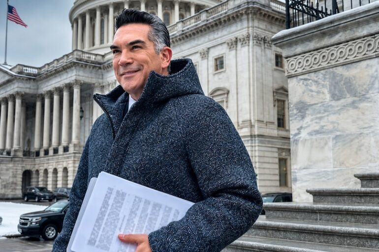 Alejandro Alito Moreno frente al Capitolio de Estados Unidos durante una visita a Washington