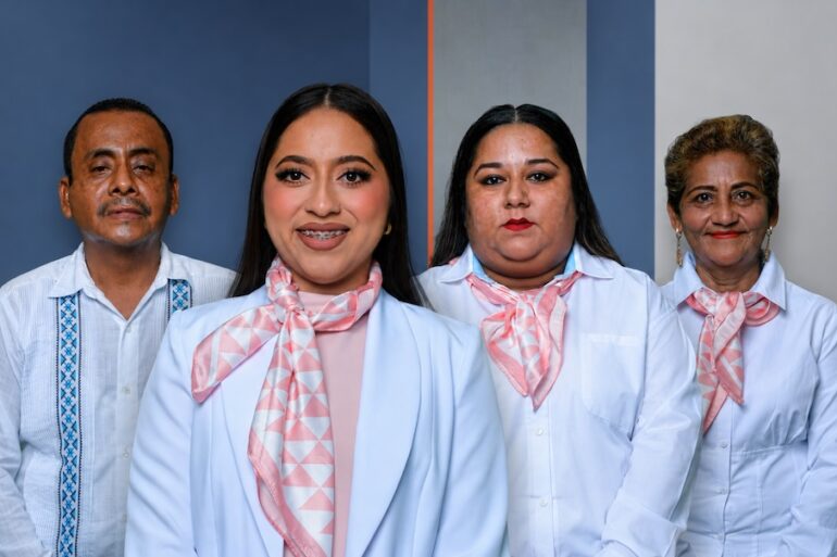 María Eliza Hernández Flores al centro, acompañada por los otros tres regidores del Ayuntamiento de Paraíso.