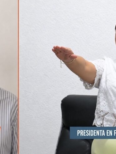 Alfonso Baca con licencia de 90 días y María Eliza Hernández durante su protesta como presidenta municipal en funciones de Paraíso.