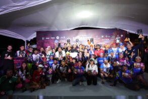 Pilotos y ganadores de las 50 Leguas del Grijalva posan con sus trofeos