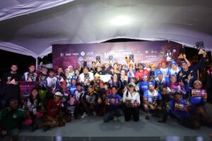 Pilotos y ganadores de las 50 Leguas del Grijalva posan con sus trofeos