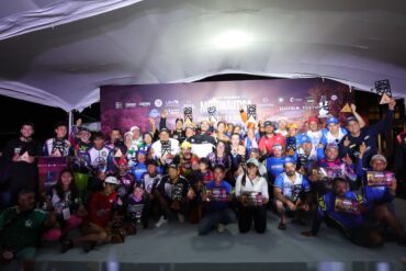 Pilotos y ganadores de las 50 Leguas del Grijalva posan con sus trofeos