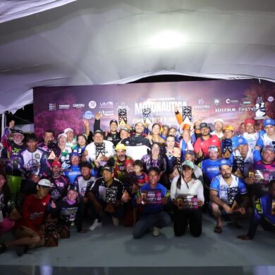 Pilotos y ganadores de las 50 Leguas del Grijalva posan con sus trofeos