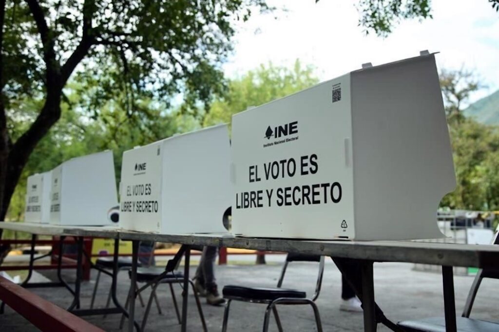 Mamparas del INE instaladas en una casilla para garantizar el voto libre y secreto