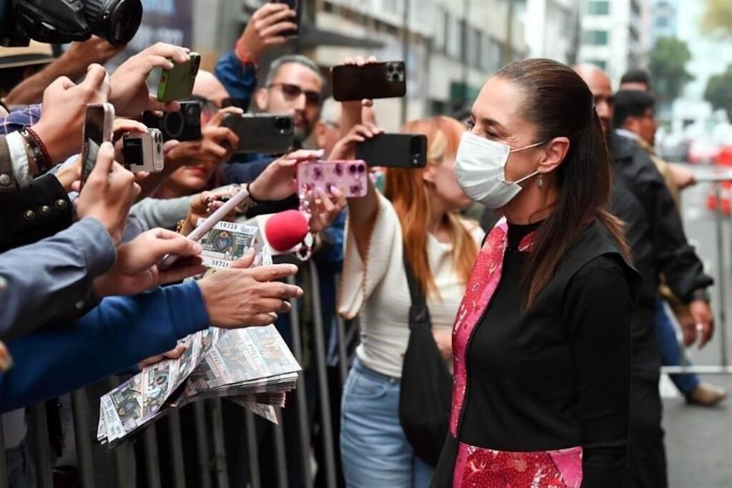 Claudia Sheinbaum, presidenta de México, hace declaraciones ante medios de comunicación