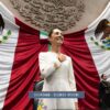 Claudia Sheinbaum frente a la Bandera y el Escudo Nacional durante su toma de posesión como presidenta de México.