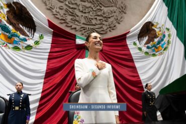 Claudia Sheinbaum frente a la Bandera y el Escudo Nacional durante su toma de posesión como presidenta de México.