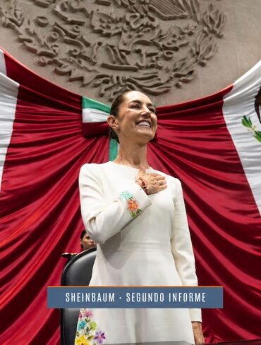 Claudia Sheinbaum frente a la Bandera y el Escudo Nacional durante su toma de posesión como presidenta de México.