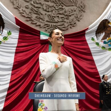 Claudia Sheinbaum frente a la Bandera y el Escudo Nacional durante su toma de posesión como presidenta de México.