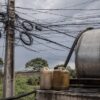 Poste con cableado expuesto y múltiples conexiones irregulares en Villahermosa.