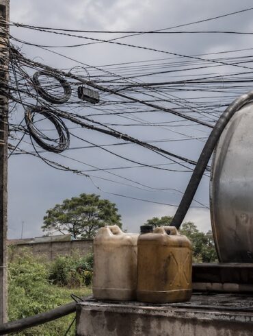 Poste con cableado expuesto y múltiples conexiones irregulares en Villahermosa.