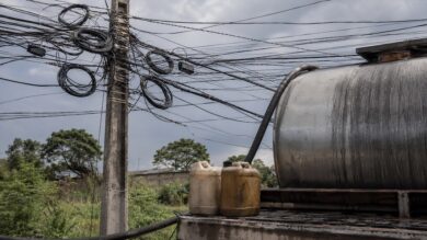 Poste con cableado expuesto y múltiples conexiones irregulares en Villahermosa.