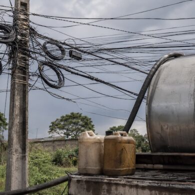 Poste con cableado expuesto y múltiples conexiones irregulares en Villahermosa.