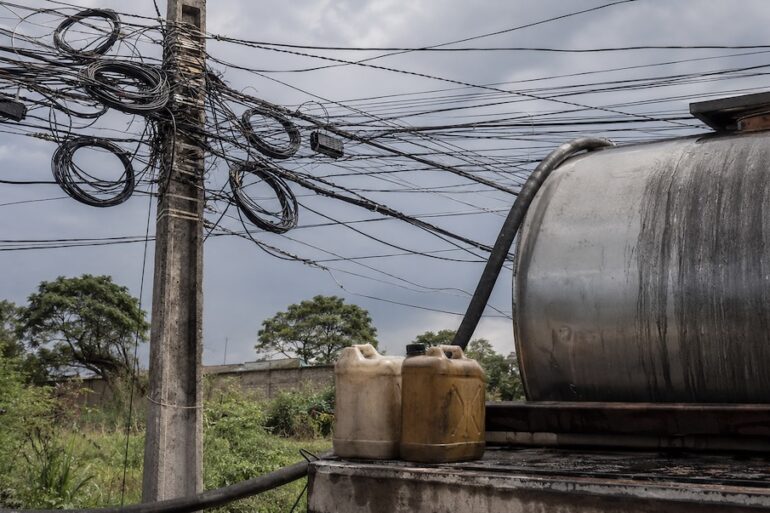Poste con cableado expuesto y múltiples conexiones irregulares en Villahermosa.