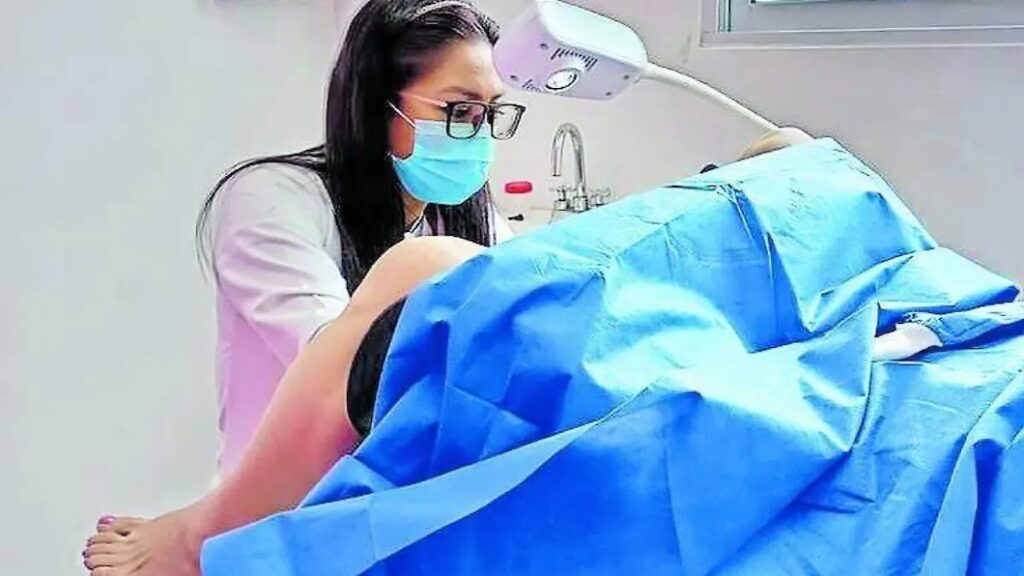 Personal médico realiza un procedimiento ginecológico para detectar alteraciones relacionadas con el VPH