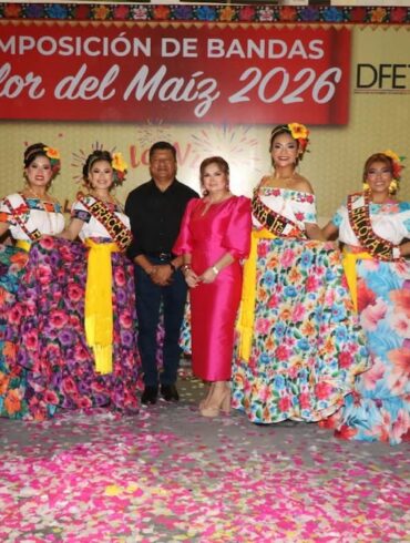 Aspirantes a Flor del Maíz Nacajuca 2026 durante la imposición de bandas en Tabasco
