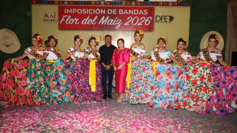 Aspirantes a Flor del Maíz Nacajuca 2026 durante la imposición de bandas en Tabasco