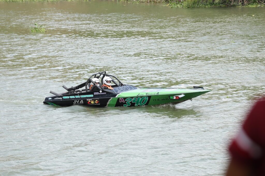 Pilotos de la embarcación 340 participan en la carrera motonáutica del Grijalva