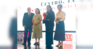 Yolanda Osuna Huerta recibe reconocimiento por el programa Emprendedores al Centro