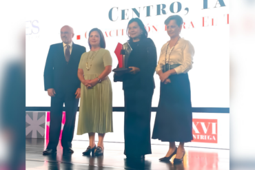 Yolanda Osuna Huerta recibe reconocimiento por el programa Emprendedores al Centro