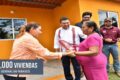 Funcionaria entrega llaves de vivienda a beneficiaria del programa en Tabasco