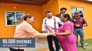 Funcionaria entrega llaves de vivienda a beneficiaria del programa en Tabasco