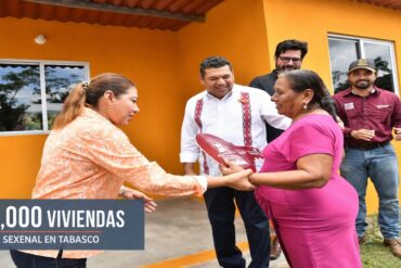 Funcionaria entrega llaves de vivienda a beneficiaria del programa en Tabasco