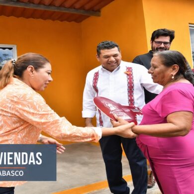 Funcionaria entrega llaves de vivienda a beneficiaria del programa en Tabasco