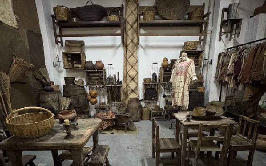 Visitantes recorren la galería de vestuario y utilería cinematográfica en los Estudios Churubusco.