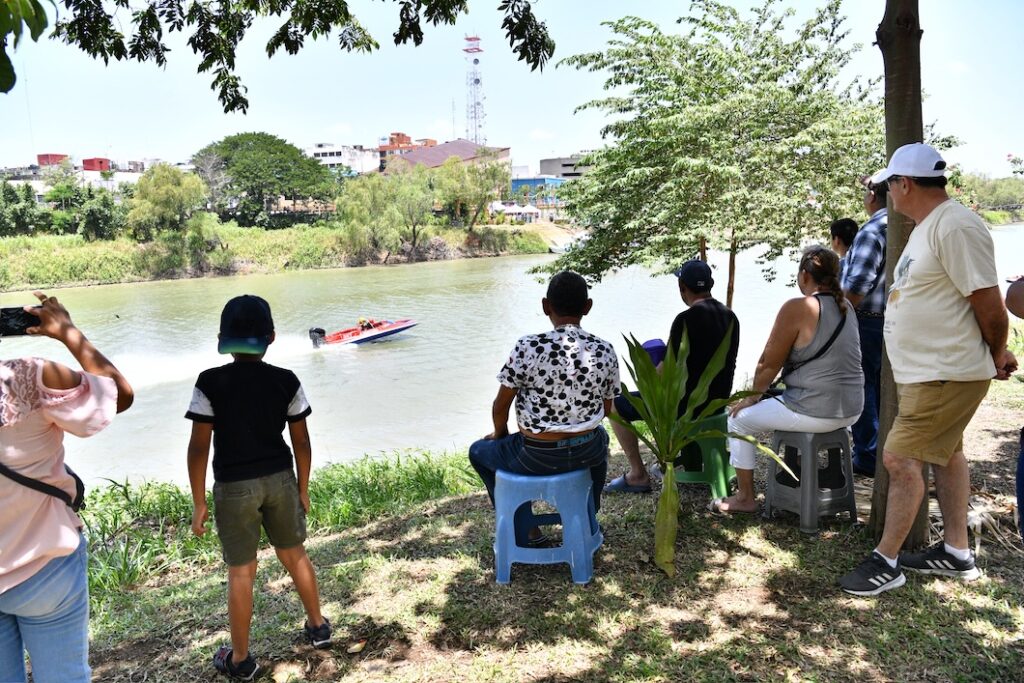 Pilotos de motos acuáticas recorren un circuito sobre el río Grijalva