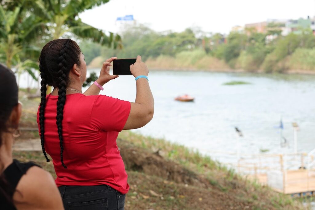 Mujer graba con su teléfono la carrera 50 Leguas del Grijalva