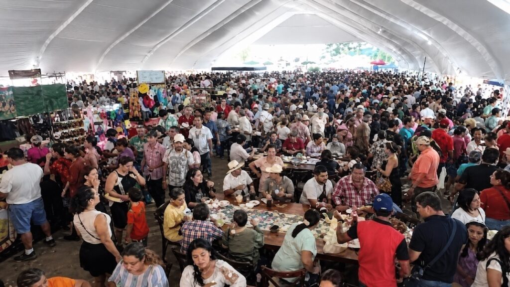 Multitud de asistentes bajo la carpa principal del Festival de la Barbacoa en Cunduacán
