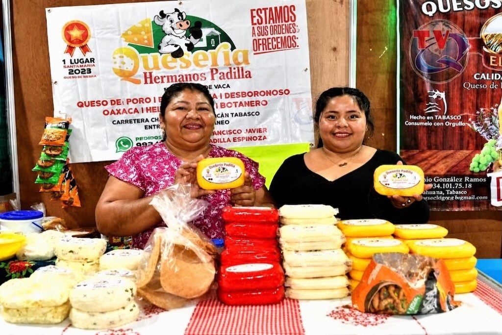 Productoras de la Quesería Hermanos Padilla en el Festival del Queso de Poro de Balancán
