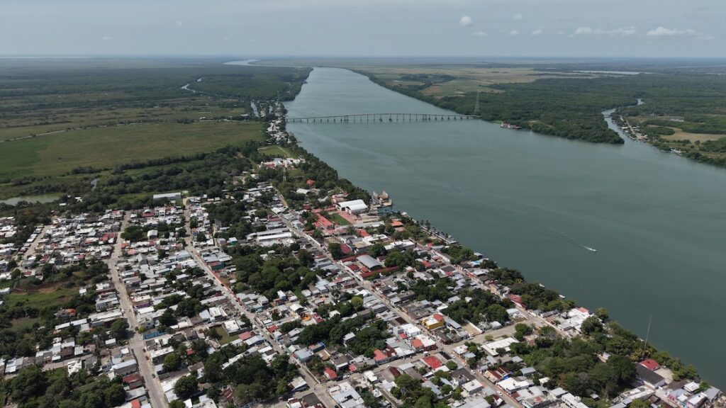 Vista aérea de la cabecera municipal de Frontera, Centla, a orillas del río