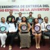 Nueve jóvenes galardonados posan con sus reconocimientos del Premio Estatal de la Juventud 2026 en Tabasco