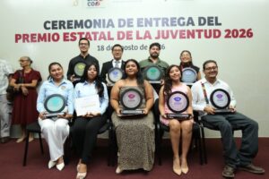 Nueve jóvenes galardonados posan con sus reconocimientos del Premio Estatal de la Juventud 2026 en Tabasco