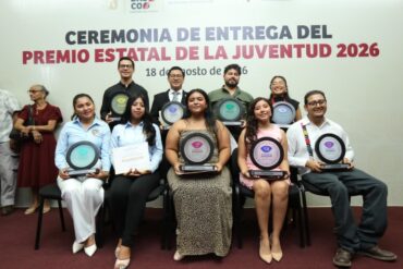 Nueve jóvenes galardonados posan con sus reconocimientos del Premio Estatal de la Juventud 2026 en Tabasco