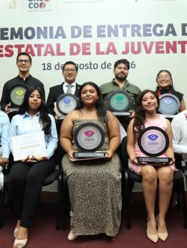 Nueve jóvenes galardonados posan con sus reconocimientos del Premio Estatal de la Juventud 2026 en Tabasco