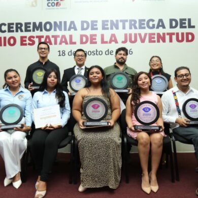 Nueve jóvenes galardonados posan con sus reconocimientos del Premio Estatal de la Juventud 2026 en Tabasco
