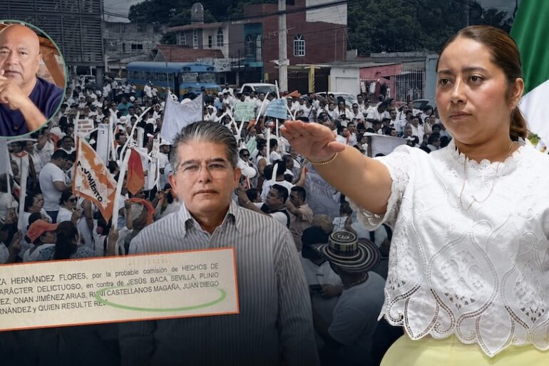 María Eliza Hernández Flores durante su toma de protesta como alcaldesa provisional de Paraíso, junto a Alfonso Jesús Baca Sevilla, Carlos Alberto Ramón Güemes y el documento de la querella difundida por Manuel Andrade Díaz