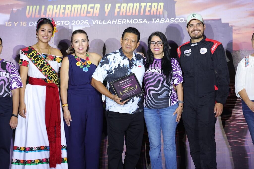 Entrega del reconocimiento póstumo a Heberto Espinoza Méndez durante las 50 Leguas
