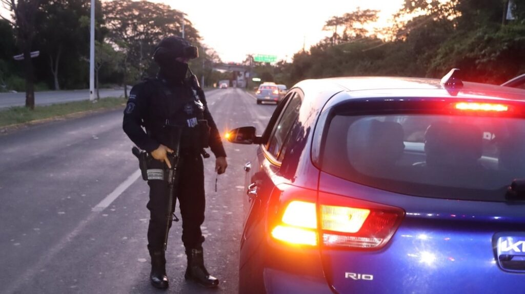 Elemento de seguridad realiza revisión vehicular en carretera de Tabasco durante operativo contra el narcotráfico