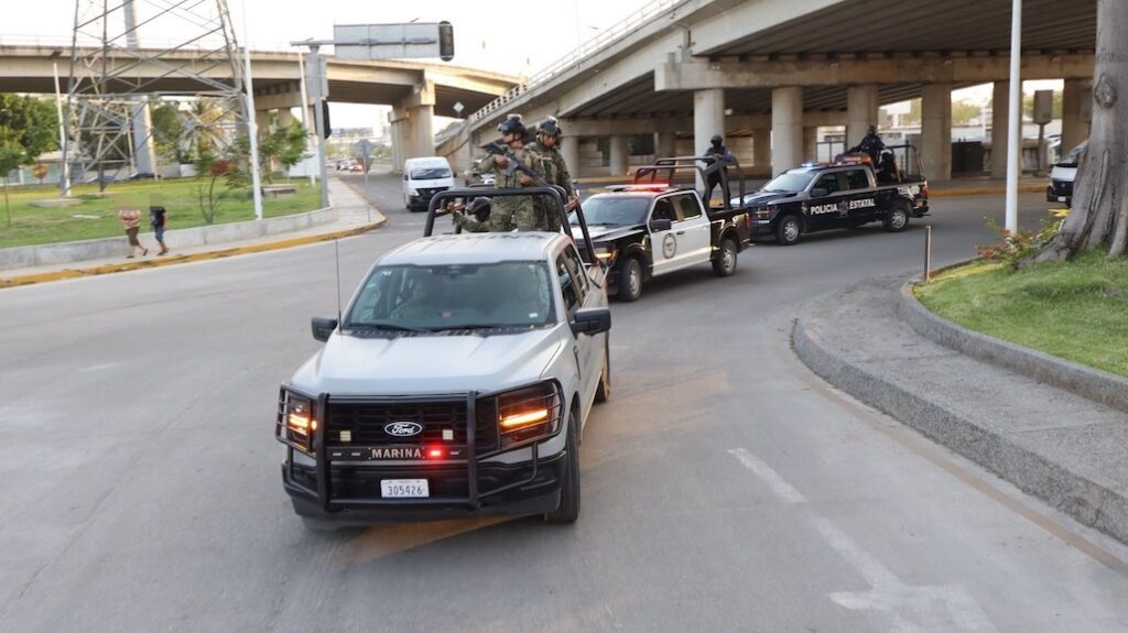 Elementos de la Marina y la Policía Estatal patrullan en convoy durante operativo de seguridad en Tabasco