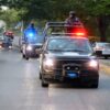 Elemento de seguridad realiza revisión vehicular en carretera de Tabasco durante operativo contra el narcotráfico