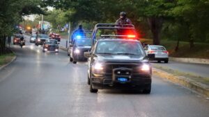 Elemento de seguridad realiza revisión vehicular en carretera de Tabasco durante operativo contra el narcotráfico