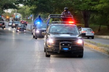 Elemento de seguridad realiza revisión vehicular en carretera de Tabasco durante operativo contra el narcotráfico