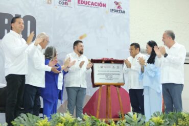 Javier May y funcionarios durante la ceremonia por los 25 años del IFORTAB