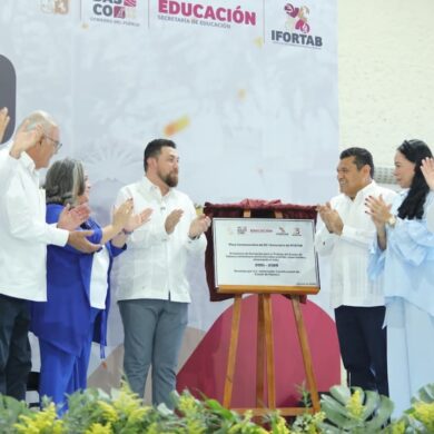 Javier May y funcionarios durante la ceremonia por los 25 años del IFORTAB